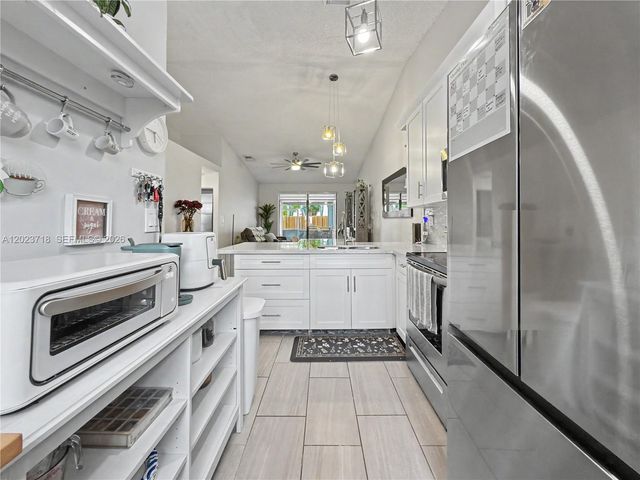 6704 NW 192nd Ter, Hialeah, FL 33015