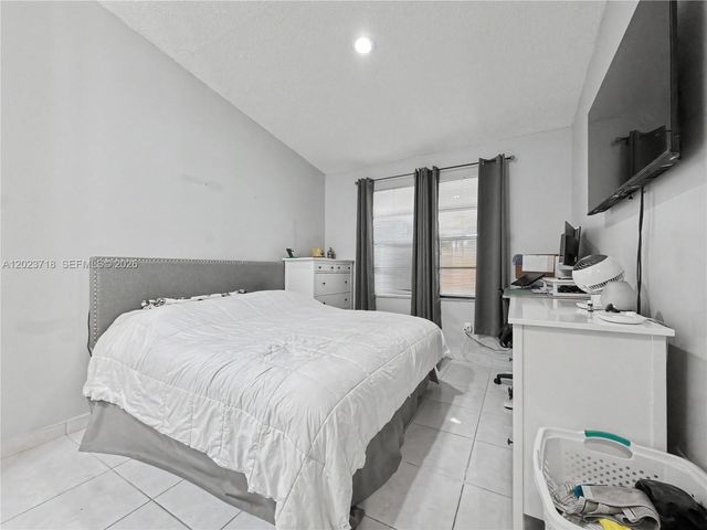 6704 NW 192nd Ter, Hialeah, FL 33015