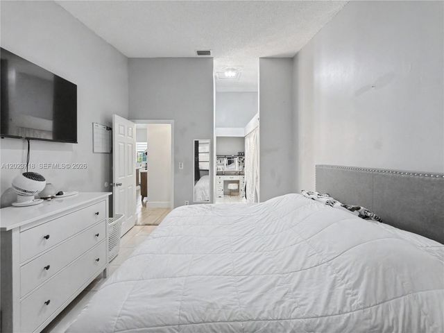 6704 NW 192nd Ter, Hialeah, FL 33015