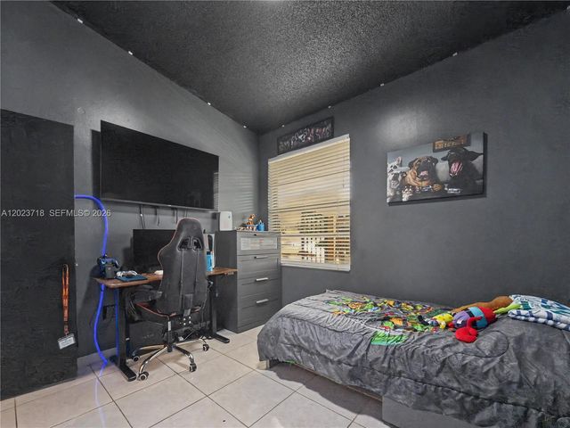 6704 NW 192nd Ter, Hialeah, FL 33015