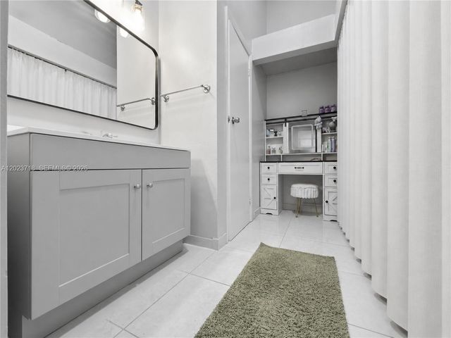 6704 NW 192nd Ter, Hialeah, FL 33015