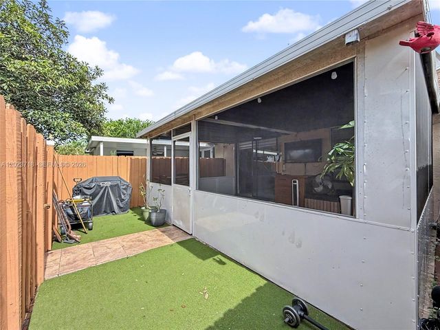 6704 NW 192nd Ter, Hialeah, FL 33015