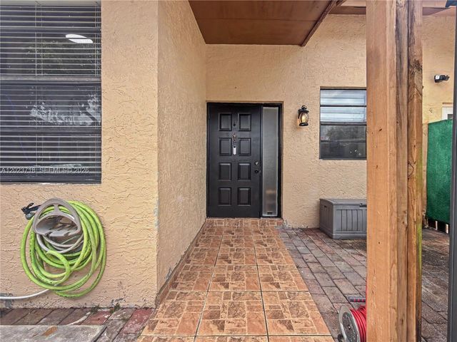 6704 NW 192nd Ter, Hialeah, FL 33015