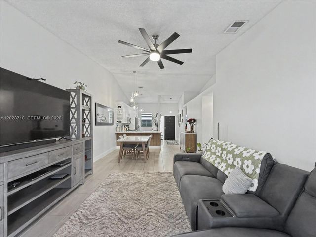 6704 NW 192nd Ter, Hialeah, FL 33015