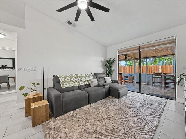 6704 NW 192nd Ter, Hialeah, FL 33015