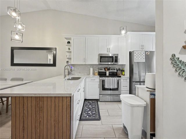 6704 NW 192nd Ter, Hialeah, FL 33015