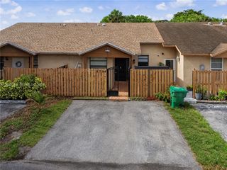 6704 NW 192nd Ter, Hialeah, FL 33015