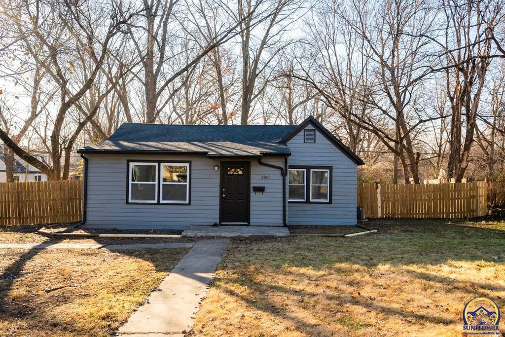 3205 SW Munson AVE, Topeka, KS 66604