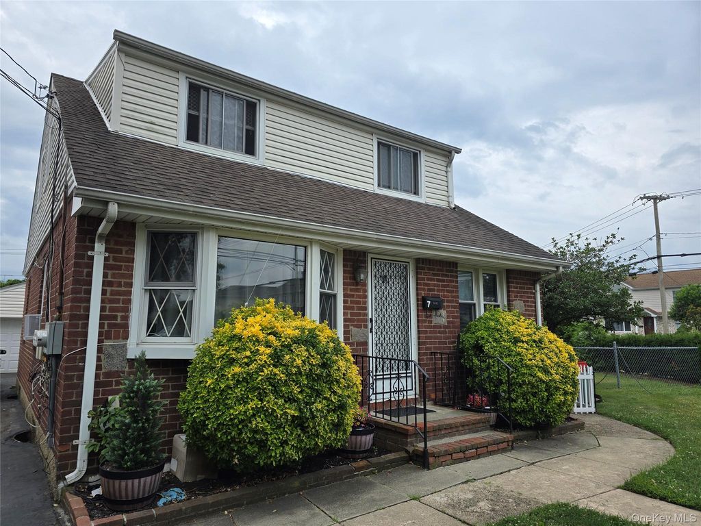 7 E Jefferson Avenue 2, Mineola, NY 11501