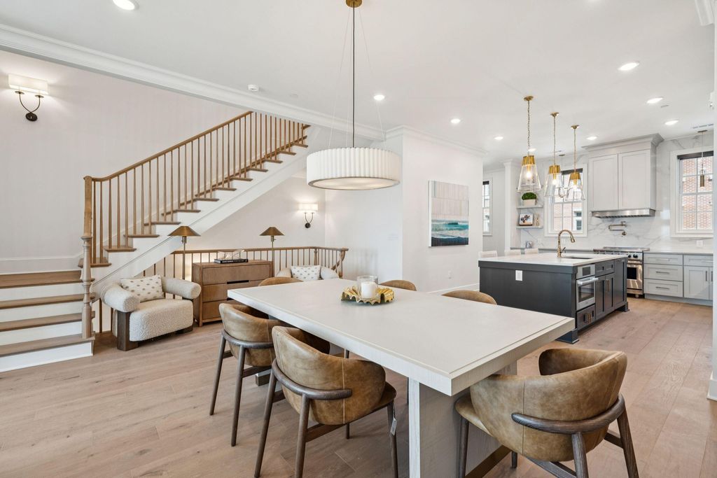 372 Broad Street, Charleston, SC 29401