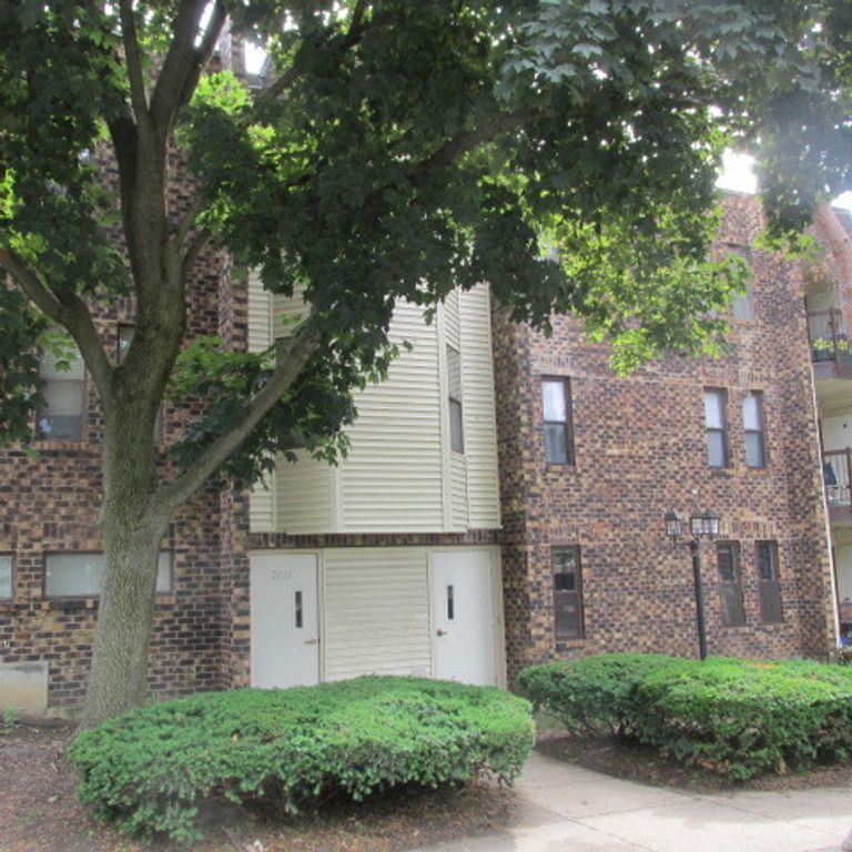 2013 Country Club Drive 11, Woodridge, IL 60517