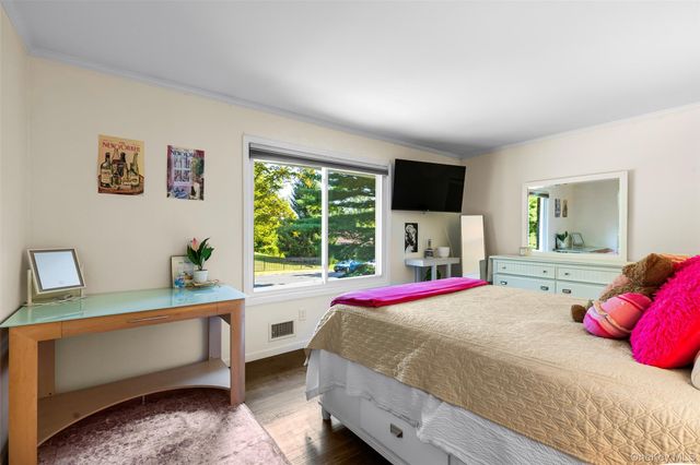 40 Penny Lane, Scarsdale, NY 10583