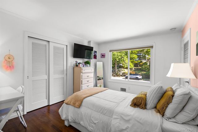 40 Penny Lane, Scarsdale, NY 10583