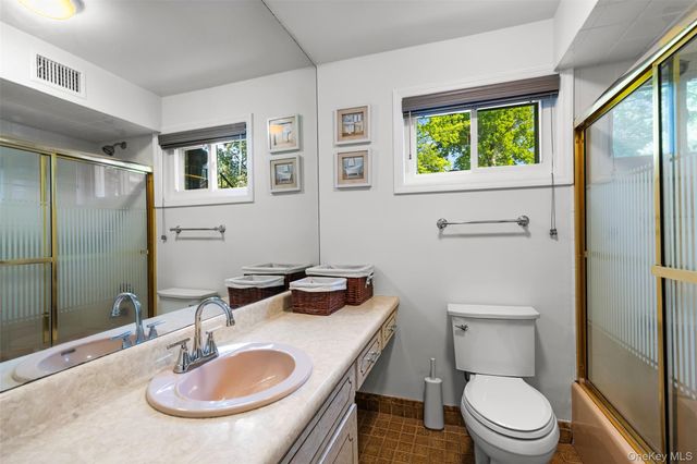 40 Penny Lane, Scarsdale, NY 10583