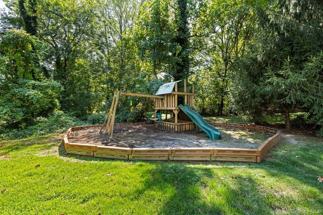 40 Penny Lane, Scarsdale, NY 10583