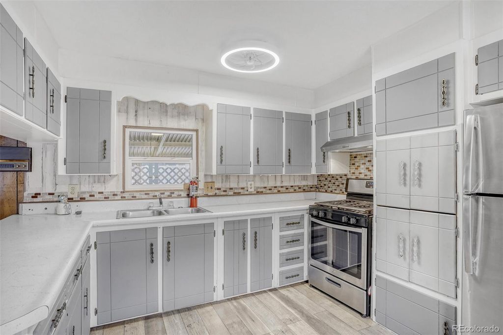 6825 W Mississippi Ave, Lakewood, CO 80226