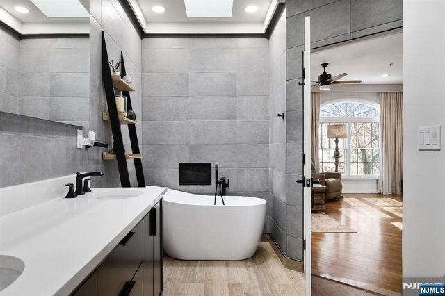 18 Lydia Drive, Guttenberg, NJ 07093