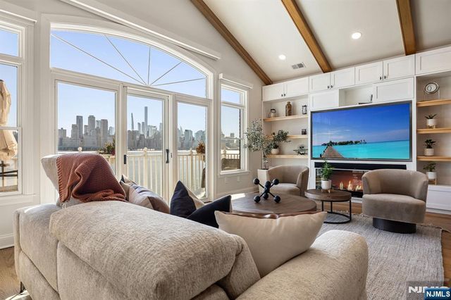 18 Lydia Drive, Guttenberg, NJ 07093