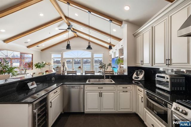 18 Lydia Drive, Guttenberg, NJ 07093