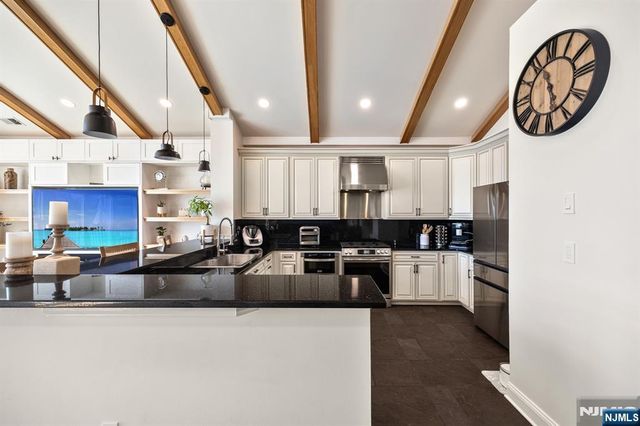 18 Lydia Drive, Guttenberg, NJ 07093