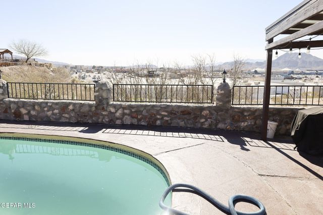 614 BLUFF CANYON Circle, El Paso, TX 79912