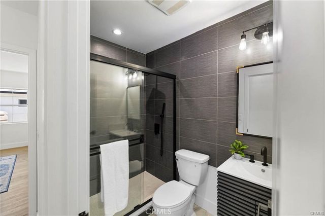 11445 Saticoy Street, North Hollywood, CA 91605