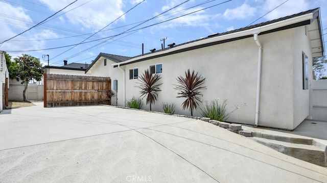 11445 Saticoy Street, North Hollywood, CA 91605