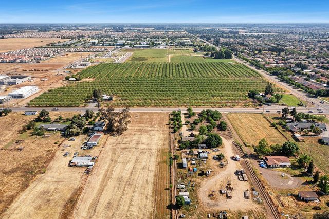 8175 E Shaw Avenue, Clovis, CA 93619