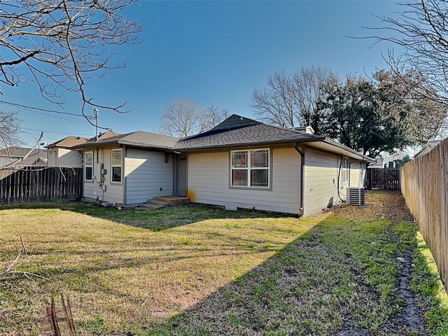 2828 Livingston Avenue, Fort Worth, TX 76110