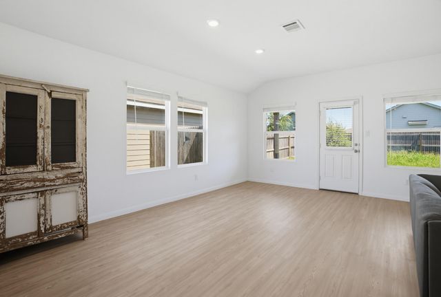 5904 Geronimo WAY, Seguin, TX 78155