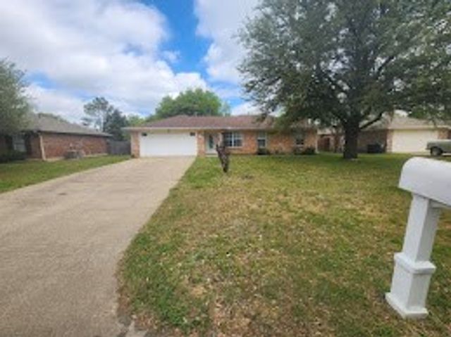 206 Hackberry Drive, Greenville, TX 75402