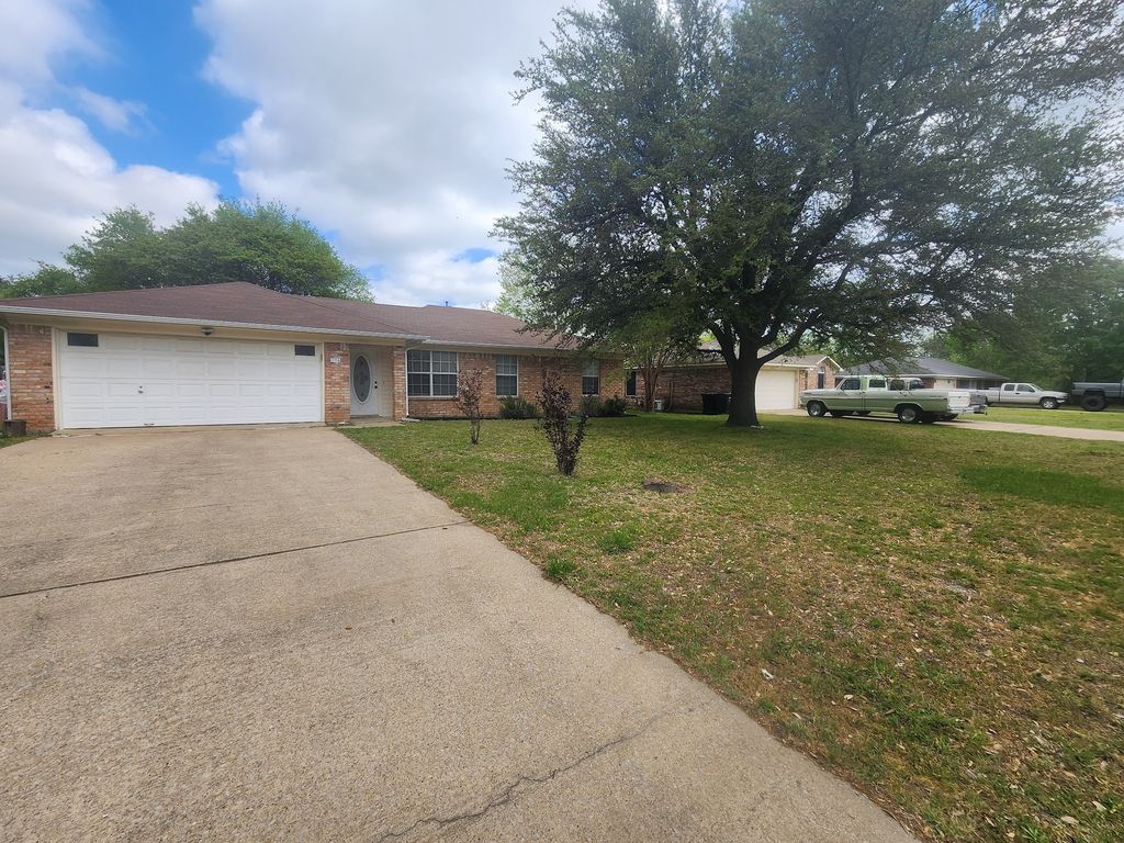 206 Hackberry Drive, Greenville, TX 75402