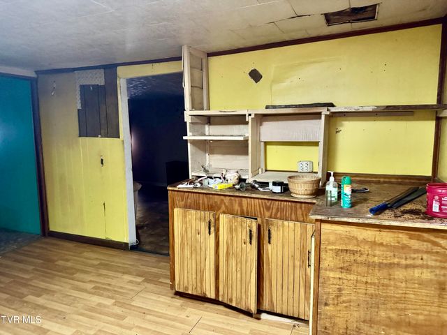 195 Hanging Tree Road, Dante, VA 24237