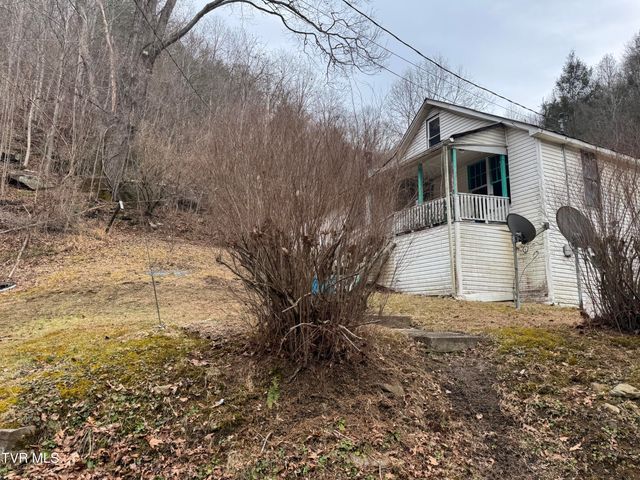 195 Hanging Tree Road, Dante, VA 24237