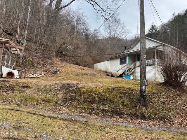 195 Hanging Tree Road, Dante, VA 24237