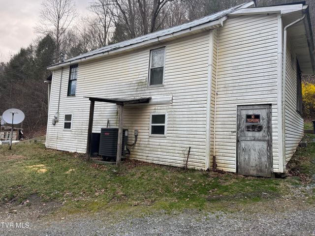 195 Hanging Tree Road, Dante, VA 24237