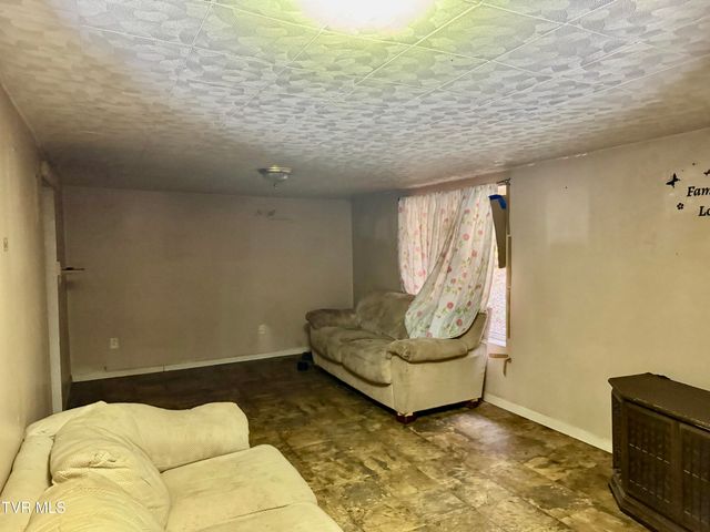 195 Hanging Tree Road, Dante, VA 24237