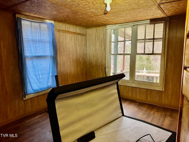 195 Hanging Tree Road, Dante, VA 24237