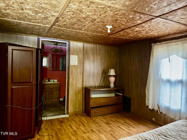 195 Hanging Tree Road, Dante, VA 24237