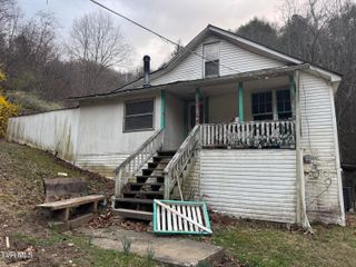 195 Hanging Tree Road, Dante, VA 24237