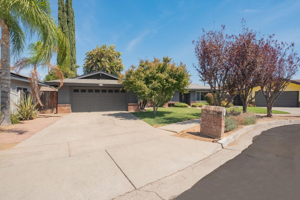 Image 2 of property listing at 6310 N Bergeron Avenue, Fresno, CA 93704