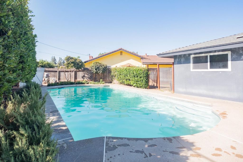 Image 23 of property listing at 6310 N Bergeron Avenue, Fresno, CA 93704