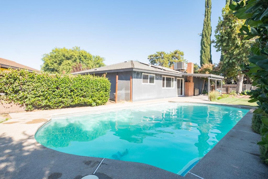 Image 24 of property listing at 6310 N Bergeron Avenue, Fresno, CA 93704
