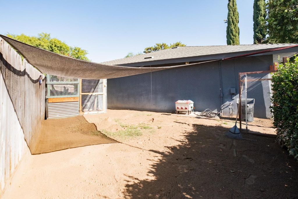 Image 25 of property listing at 6310 N Bergeron Avenue, Fresno, CA 93704