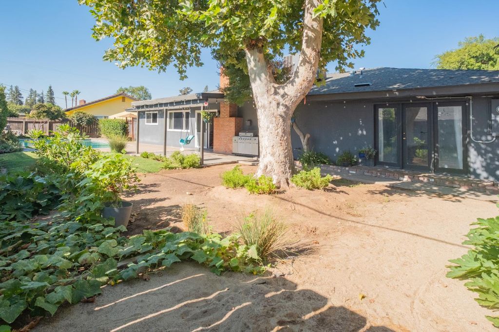 Image 29 of property listing at 6310 N Bergeron Avenue, Fresno, CA 93704