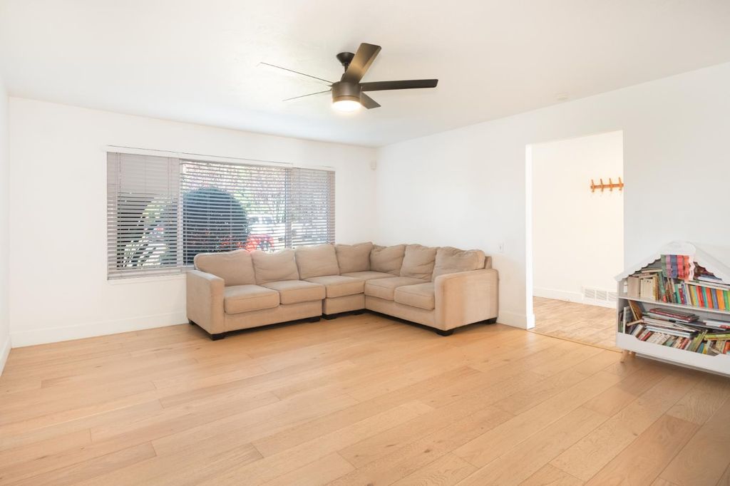 Image 7 of property listing at 6310 N Bergeron Avenue, Fresno, CA 93704