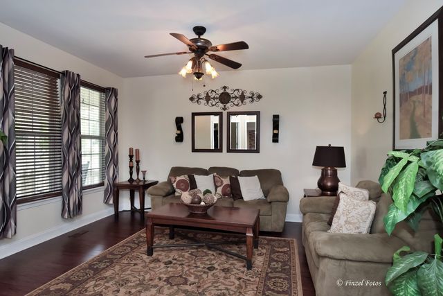 247 Pawtucket Avenue, Elgin, IL 60124