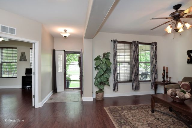 247 Pawtucket Avenue, Elgin, IL 60124