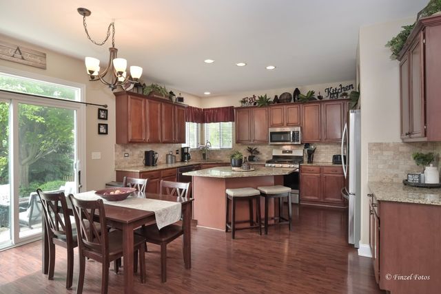 247 Pawtucket Avenue, Elgin, IL 60124