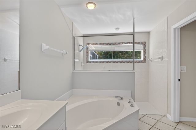 1471 Vintage CT, Naples, FL 34104